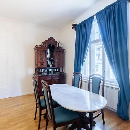 Presidential 2br In Main Street *