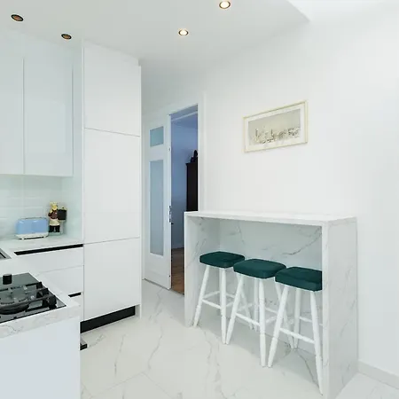Presidential 2br In Main Street *